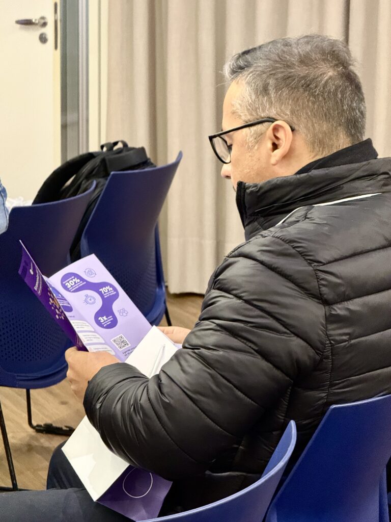 Participante lendo o material da Supply Brain durante o evento
